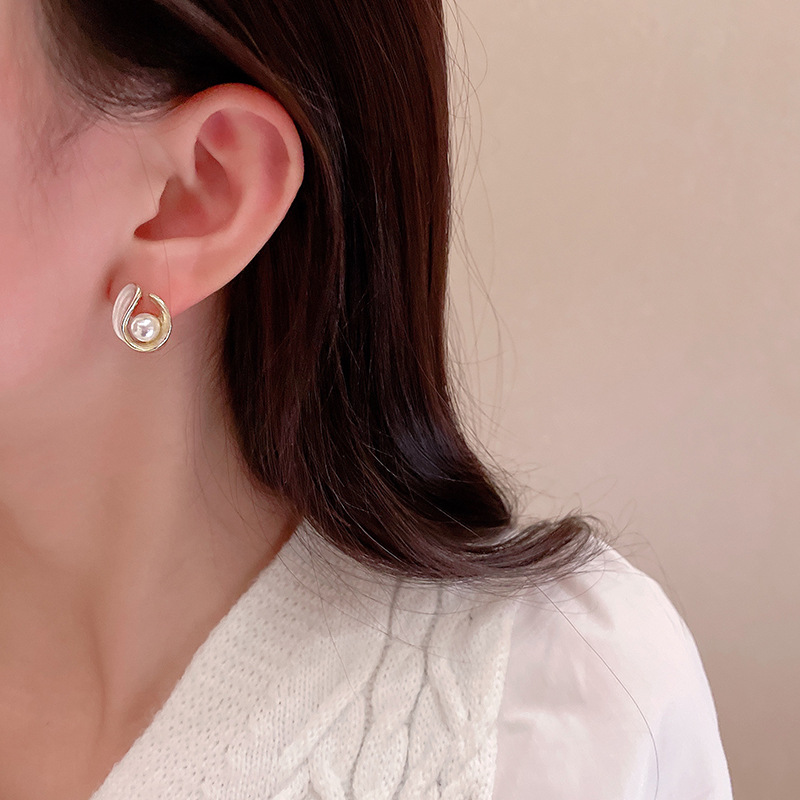 French retro pearl stud earrings for women, a unique, light luxury, elegant and high-end oil-drop earrings, a gentle and elegant accessory details Picture