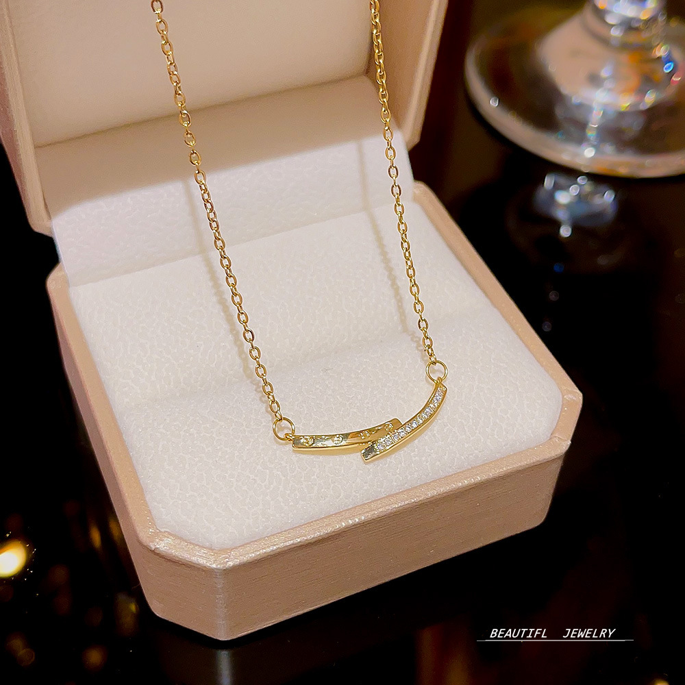 A niche design necklace that doesn't fade, a light luxury Korean influencer's Instagram fashion style collarbone chain titanium steel sweater chain full figure