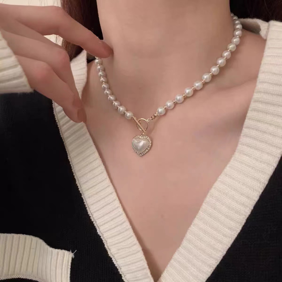 Heart-shaped pearl necklace for women, with a light luxury and niche design sense, a new 2023 style beaded collarbone chain-like necklace Specification drawing