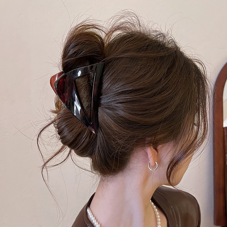 Korean-style simple acrylic grab clip, early autumn shark clip hair clip for women, 2025 new high-end style hair clip hair accessory Application Scenario