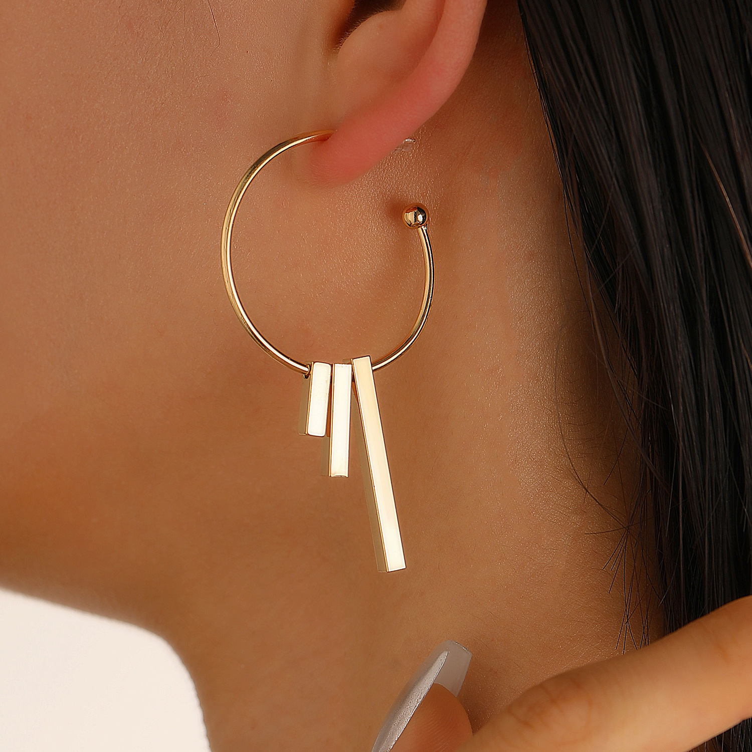 New fashionable pendant earrings from Europe and America are elegant for women. These earrings can make the face slimmer and are easy to match with exaggerated autumn and winter popular earrings details Picture