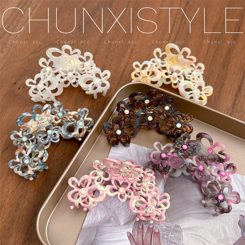 Korean acetate textured hollowed-out garland rhinestone hairpin with a high-end look, a new hair accessory with a shark clip on the back of the head Specification drawing
