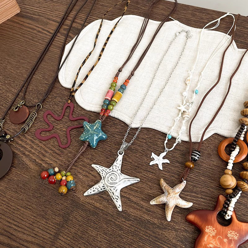 The Sea Star necklace is a niche, retro, sweet and cool, spicy girl style subculture Instagram star sea star high-end personality collarbone chain full figure