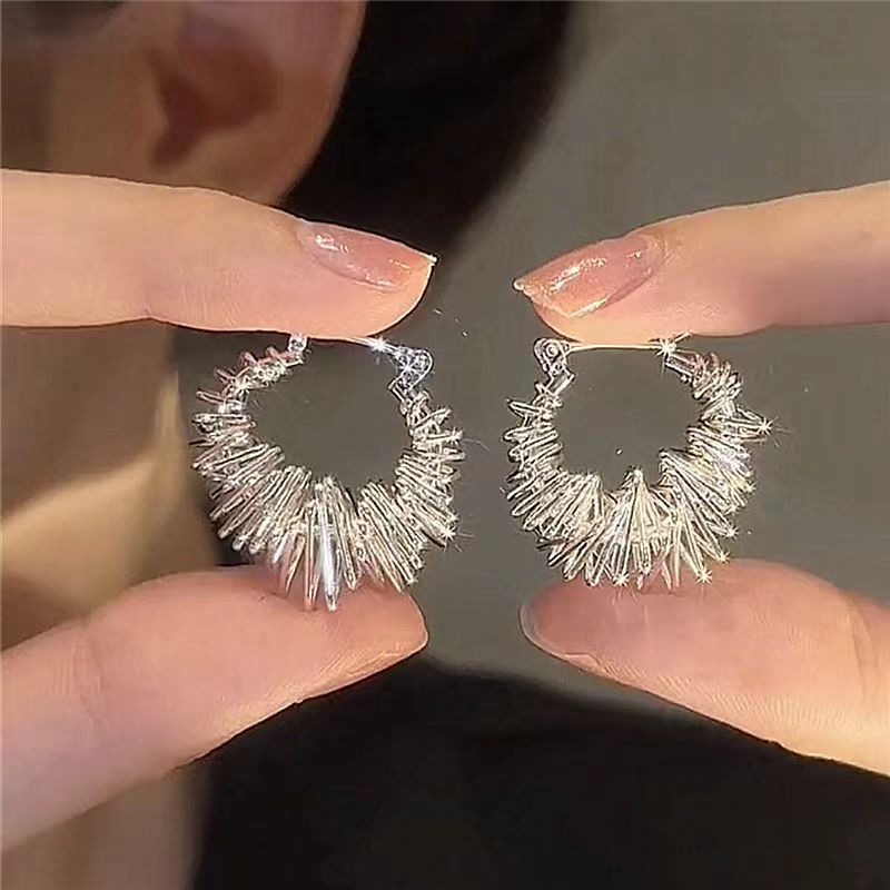 Unique and distinctive, intricately wound hollowed-out circle ear buckles, simple and fashionable, cold style, high-end feel, women's 2025 new earrings trend full figure