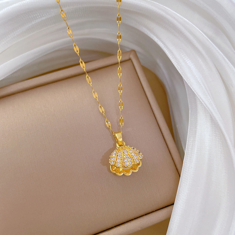 【 Titanium Steel 】 Shell pearl necklace for women, fashionable and fresh collarbone chain, slightly inlaid zircon, simple couple collarbone Application Scenario