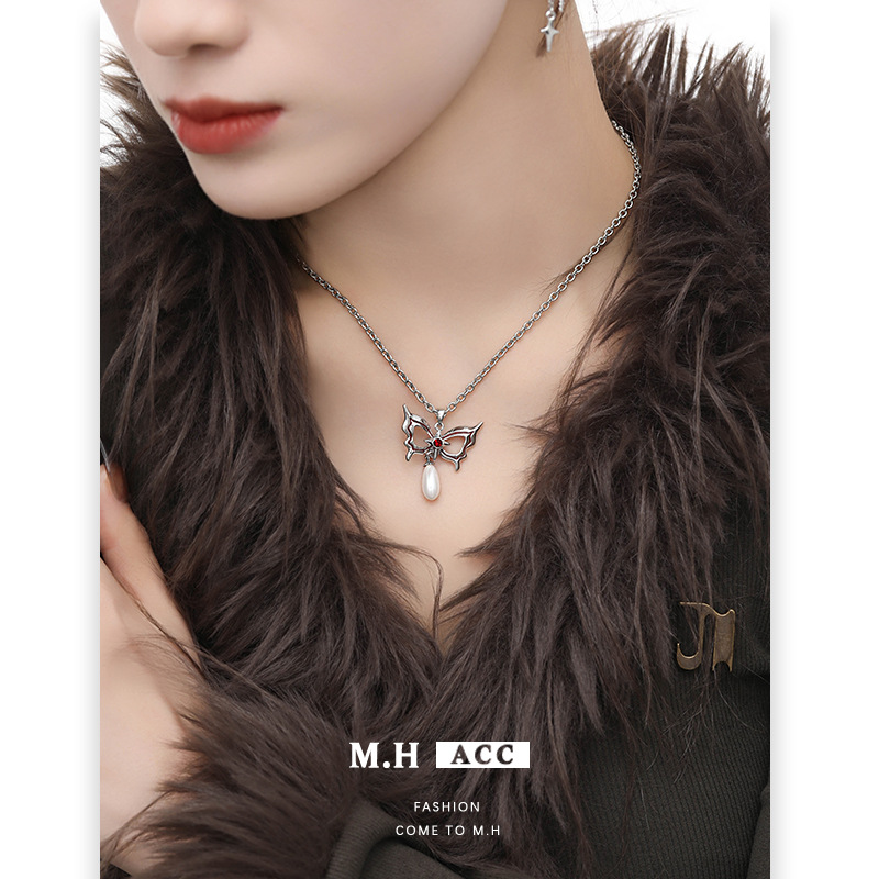 Fashionable butterfly mask accessory necklace, high-end and niche design, new collarbone chain, original and elegant pendant for women details Picture