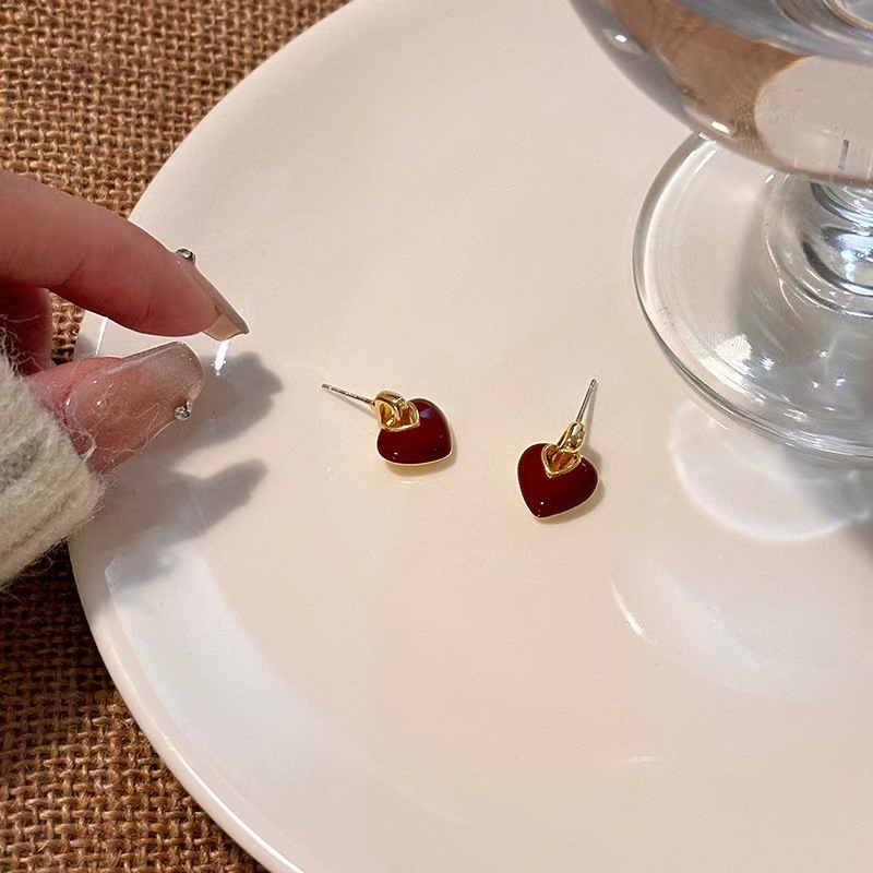 French retro enamel heart-shaped oil stud earrings, a niche design for women, elegant, light luxury, high-end and versatile earrings and earrings Application Scenario