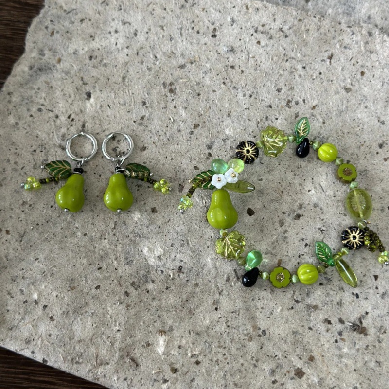 Green pears and spring buds! Green beaded natural plant series green pear bracelet, a niche forest-themed retro beaded bracelet for women details Picture