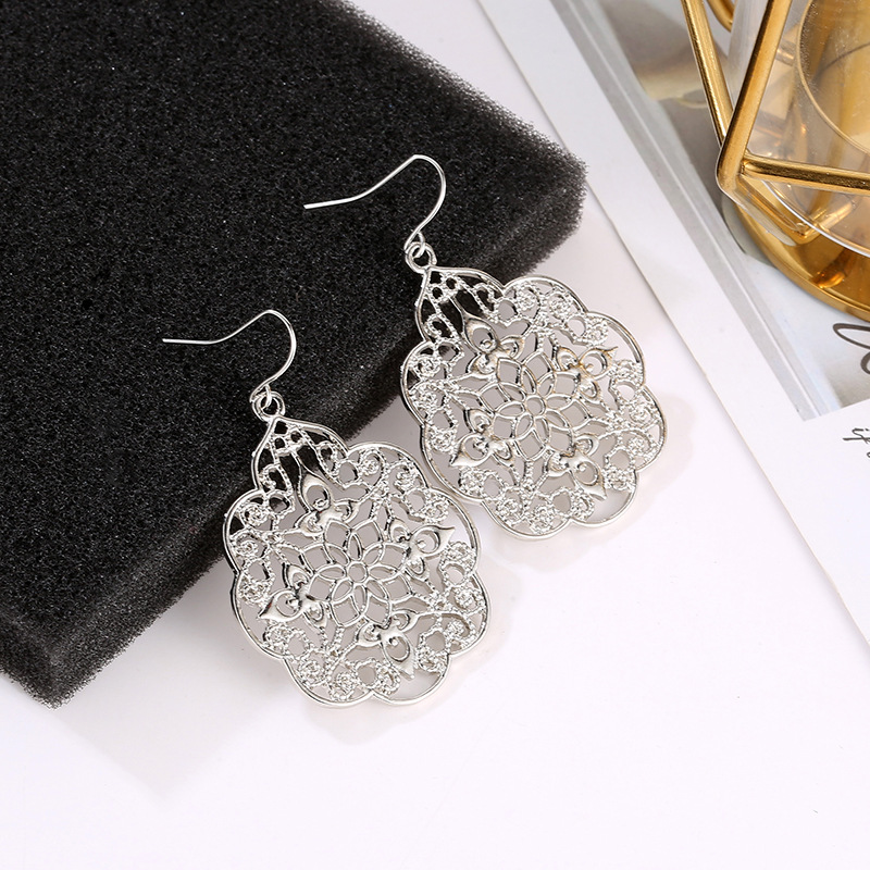 New fashionable court-style checkered hollowed-out earrings from Europe and America are on sale on AliExpress wish. Wholesale alloy electroplated earrings details Picture