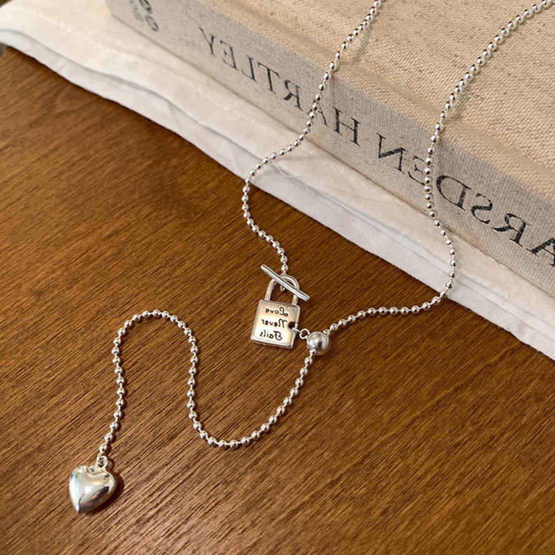 A niche design sense heart-shaped lock pull-out necklace for women, simple and fashionable, versatile neck chain and sweater chain details Picture