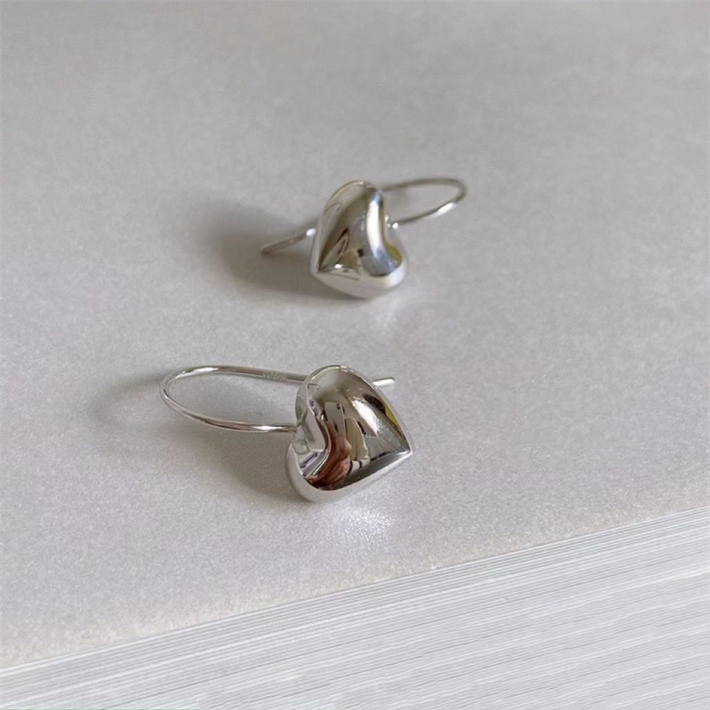 Simple, niche and versatile three-dimensional heart-shaped earrings, trendy Instagram design for women, high-end ear hooks, cold style ear studs and earrings Specification drawing