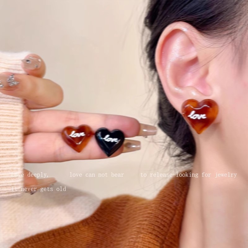 Amber black sugar ~ Korean version sweet love oil-infused acetic acid heart-shaped earrings for women, retro autumn and winter unique style earrings full figure