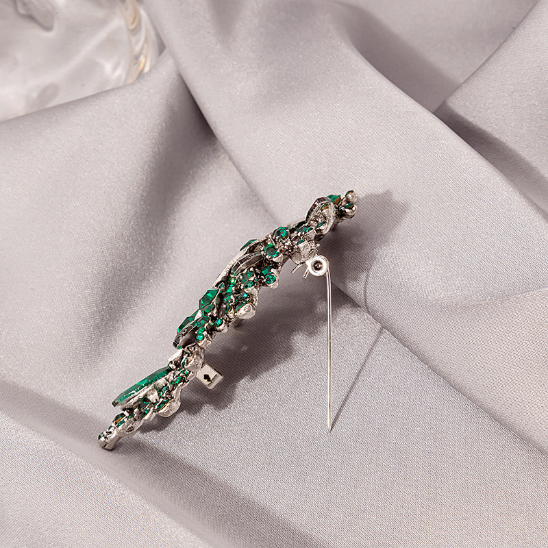 Korean fashion new product creative diamond-encrusted leaf brooch, super sparkling water diamond hollowed-out fashionable and simple women's pin accessory Application Scenario