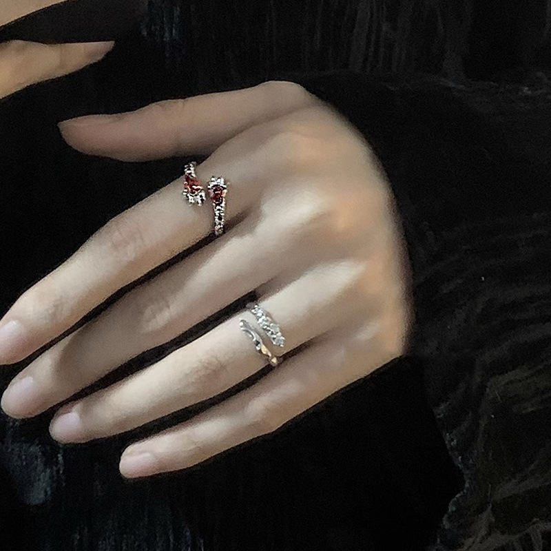 The new, elegant and high-end, niche design of the red zircon open ring is a fashionable and cool ring trend for women Specification drawing