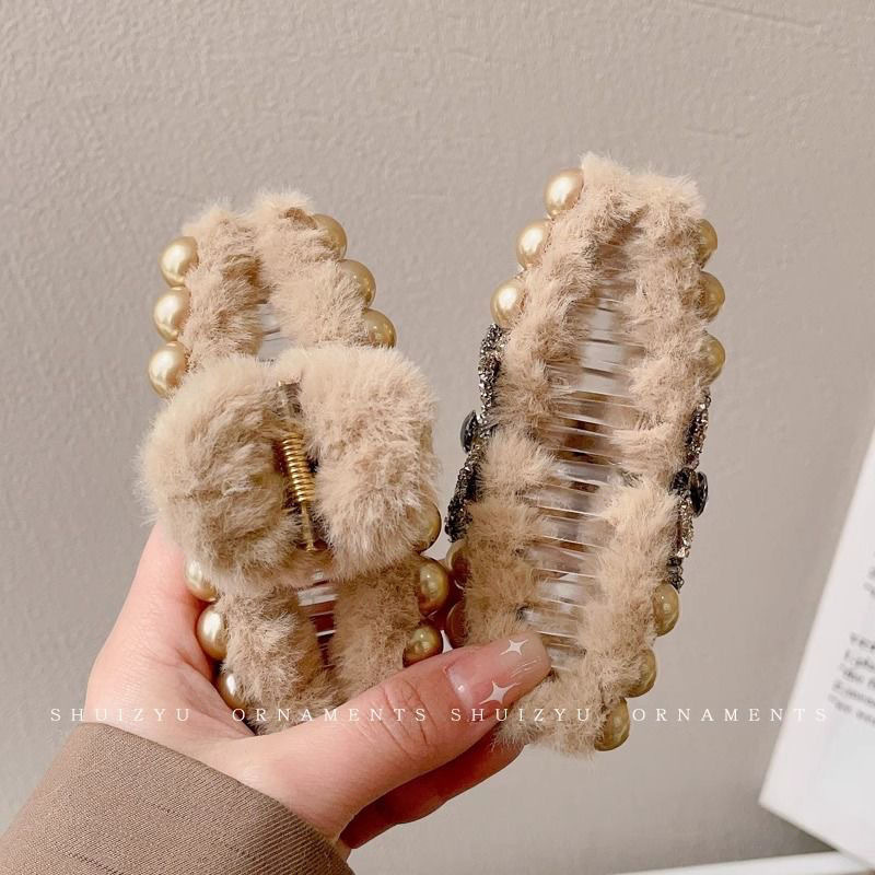 High-end and exquisite fur clip for women, 2024 new style hair clip, shark clip on the back of the head, autumn and winter fur hair clip headwear Application Scenario