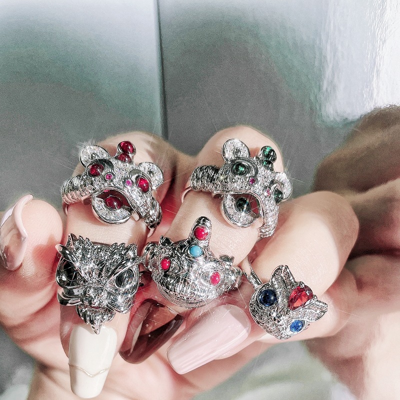 The unique, retro, fashionable and exaggerated opening ring of the lion dance is androgynous, hip-hop and punk. It's a versatile and cool food ring Application Scenario