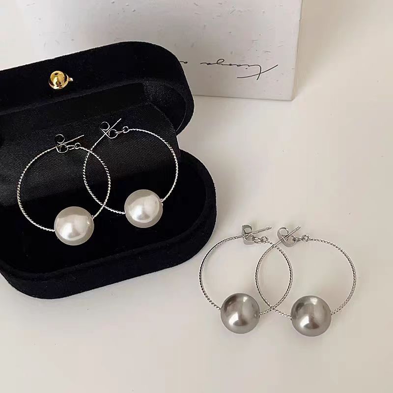 Hong Kong-style retro metal pearl ear buckles, women's design sense, niche, individual, simple and elegant, versatile and fashionable earrings and earrings full figure