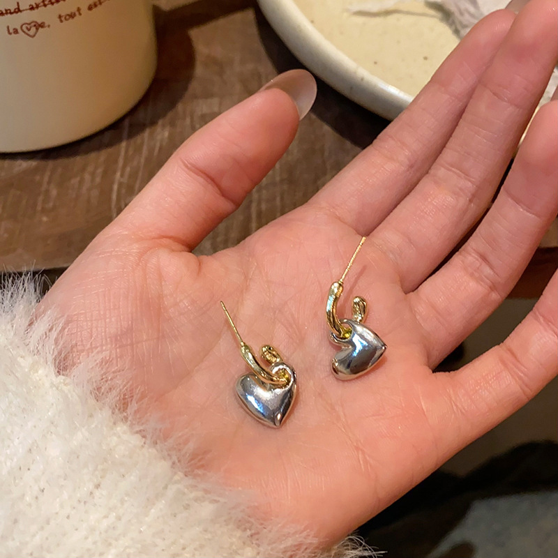 Korean heart-shaped stud earrings, a niche design for women, exude a sense of sophistication and elegance. Unique and best-selling earrings for autumn and winter Specification drawing