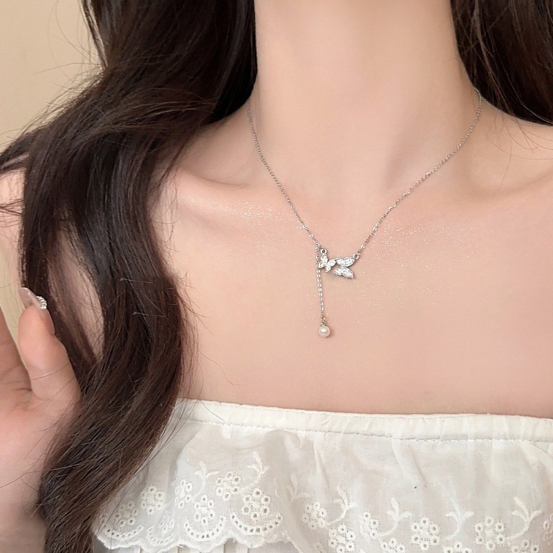 Rose butterfly necklace, a niche women's necklace with a light luxury style, heart-shaped broken silver collarbone chain accessory wholesale full figure
