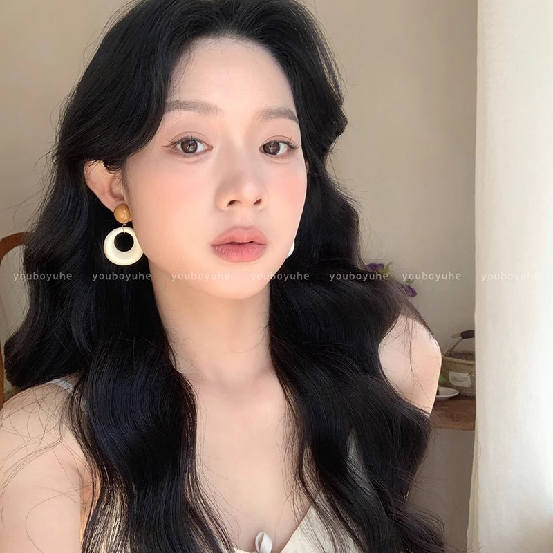 Summer dopamine color-blocking circle earrings for women 2025 New Niche Special Stud earrings, colorful circle exaggerated earrings Application Scenario