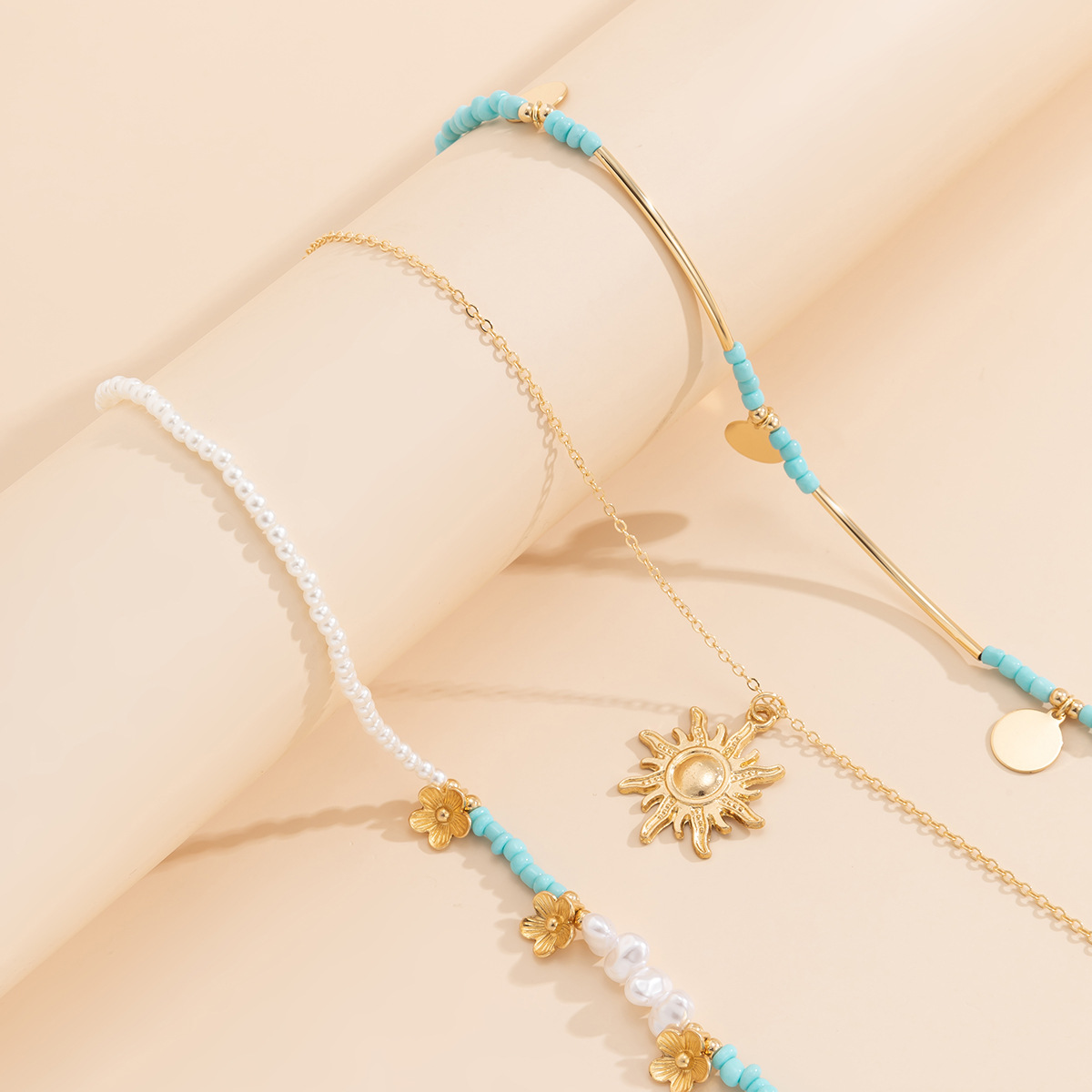 Versatile rice bead sequin tassel sunflower pendant, retro collarbone neck chain, European and American hip-hop imitation pearl niche necklace Application Scenario