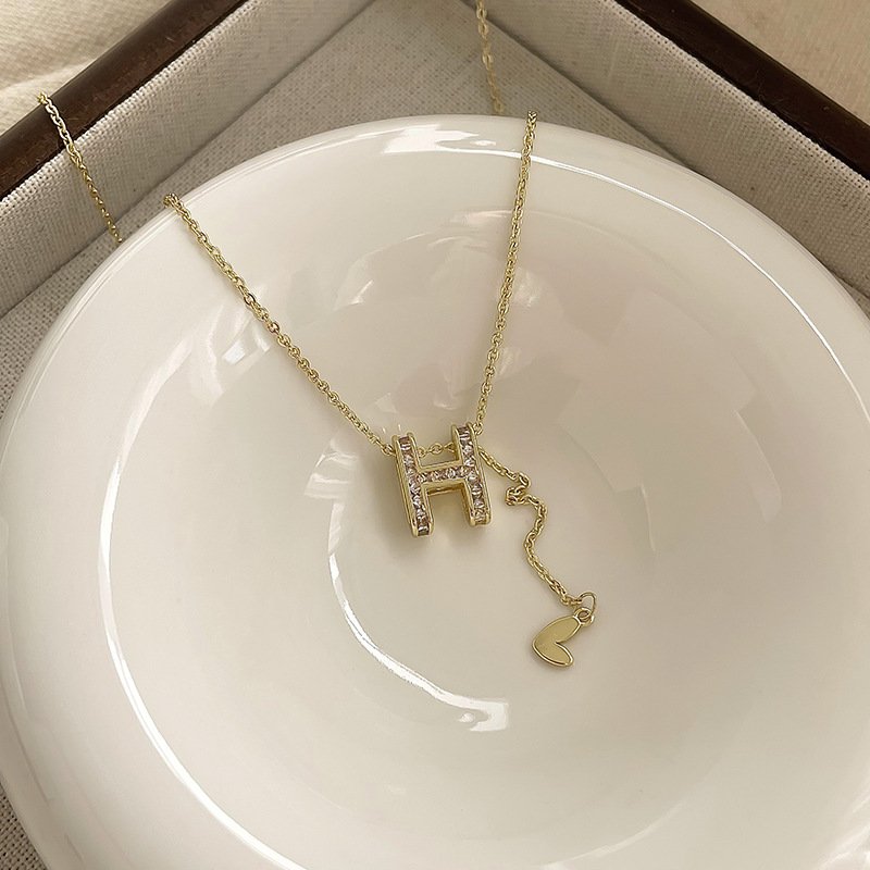 H-letter zircon necklace for women, 2025 new style, niche design, versatile collarbone chain, high-end sweater chain for autumn and winter Application Scenario