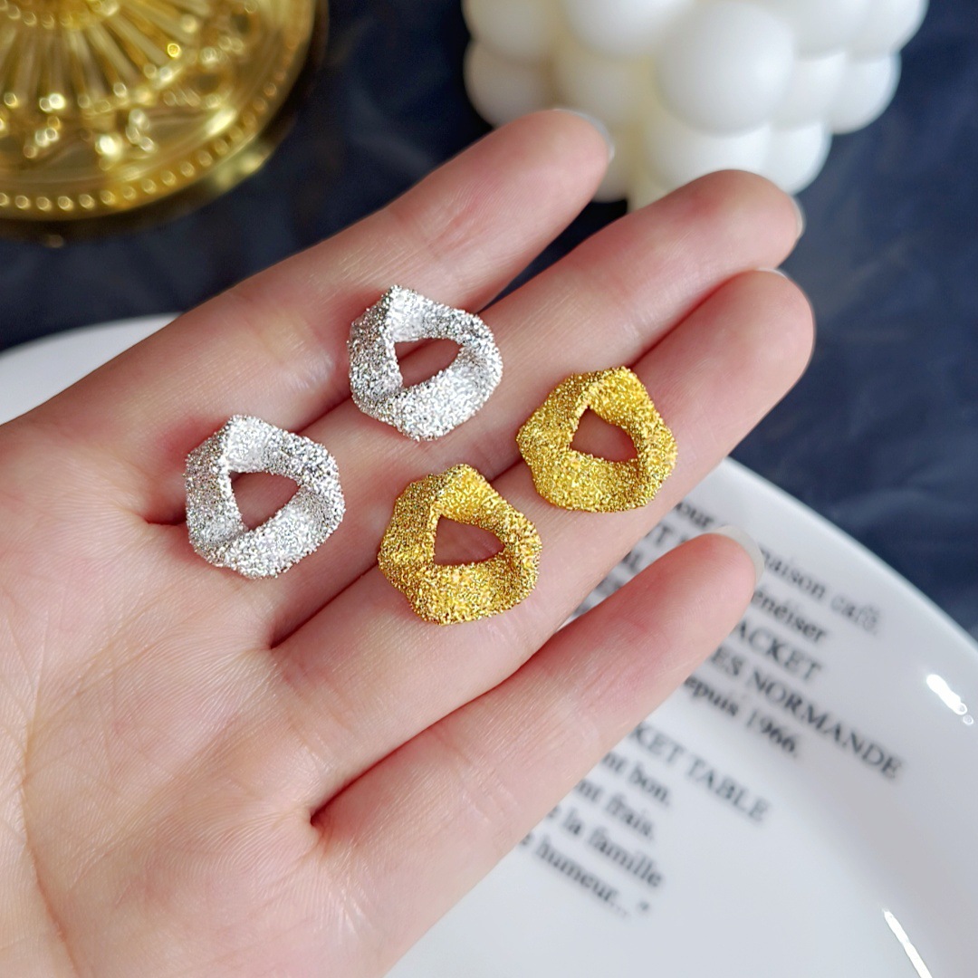 New unique geometric stud earrings for women in 2025, with a light luxury, niche and high-end feel, are fashionable and versatile on Instagram full figure