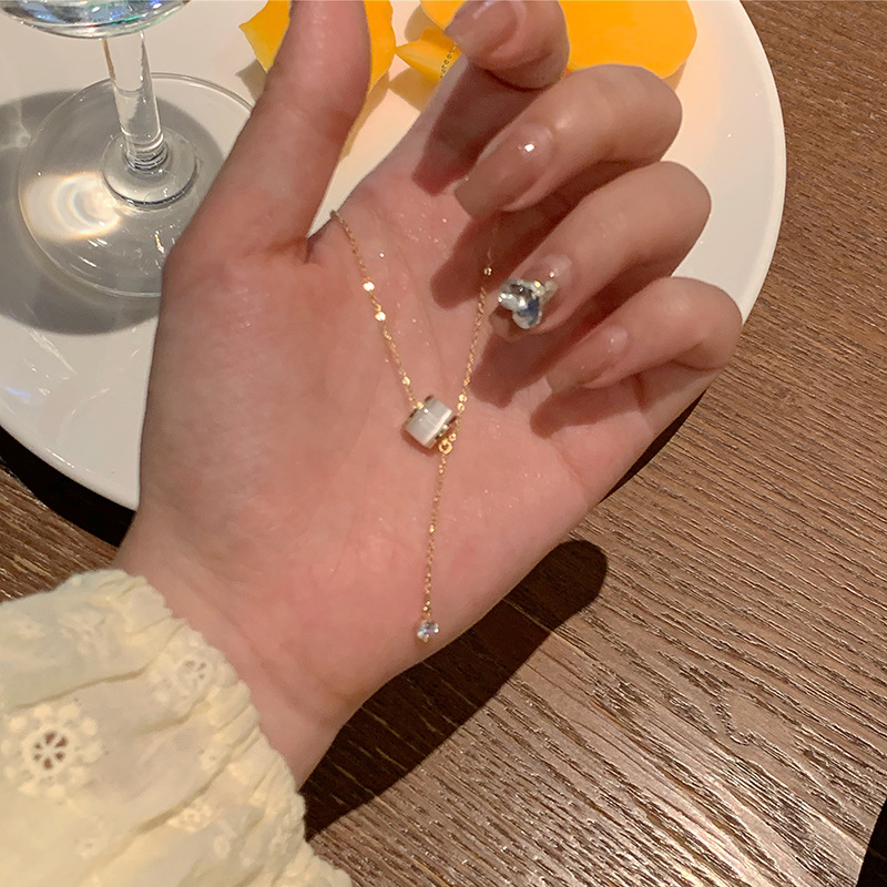 This necklace, chain, women's light luxury, niche design, simple and versatile pendant, collarbone, elegant, and small waist accessory wholesale full figure