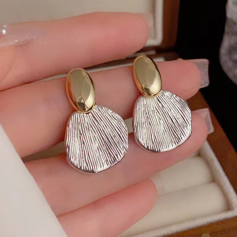 The light luxury and high-end shell design earrings, a niche and cold style for women's banquet earrings, will be a new bestseller in 2025 details Picture