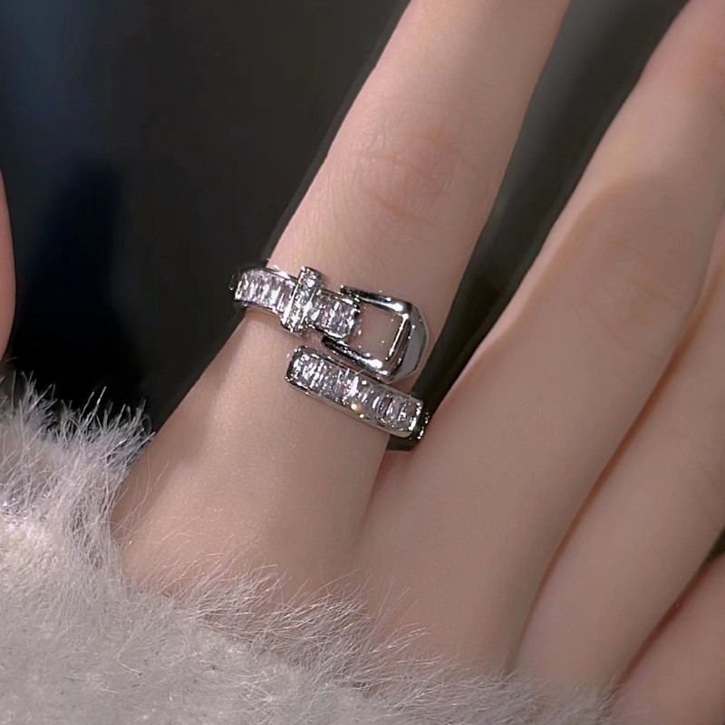 A trendy and cool woman's daily diamond-encrusted belt buckle ring, with a light luxury and niche design, is versatile and fashionable. The opening can be adjusted as an index finger ring Specification drawing