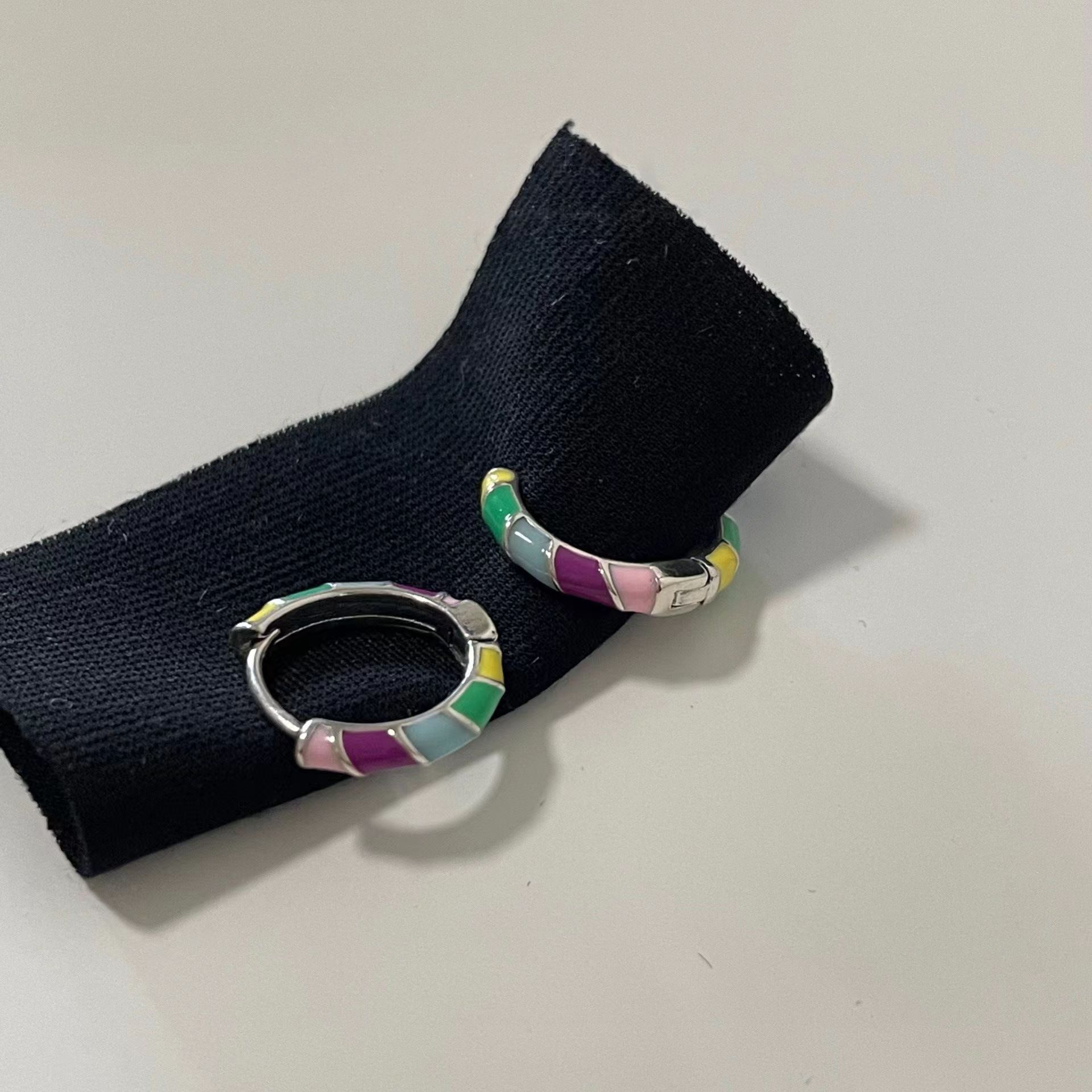 Retro and versatile colorful oil-dripping circle ear buckles, feminine and versatile, fresh and cold style ear studs and ear rings, new earrings details Picture