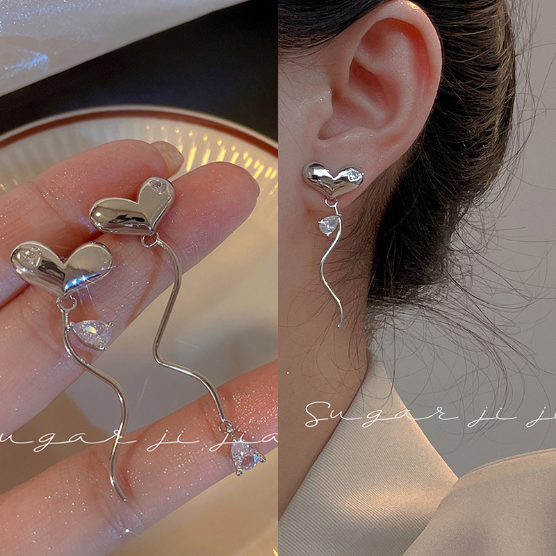 The Instagram heart-shaped asymmetrical and cold style stud earrings exude a strong sense of sophistication, while the sweet and cool, spicy girl style earrings feature a niche design full figure
