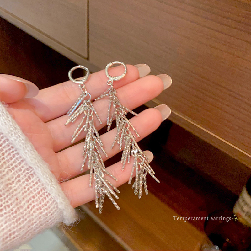 The wheat ear tassel stud earrings exude a sense of elegance and sophistication, featuring a light luxury and niche design. They are a new bestseller for women in 2024 full figure