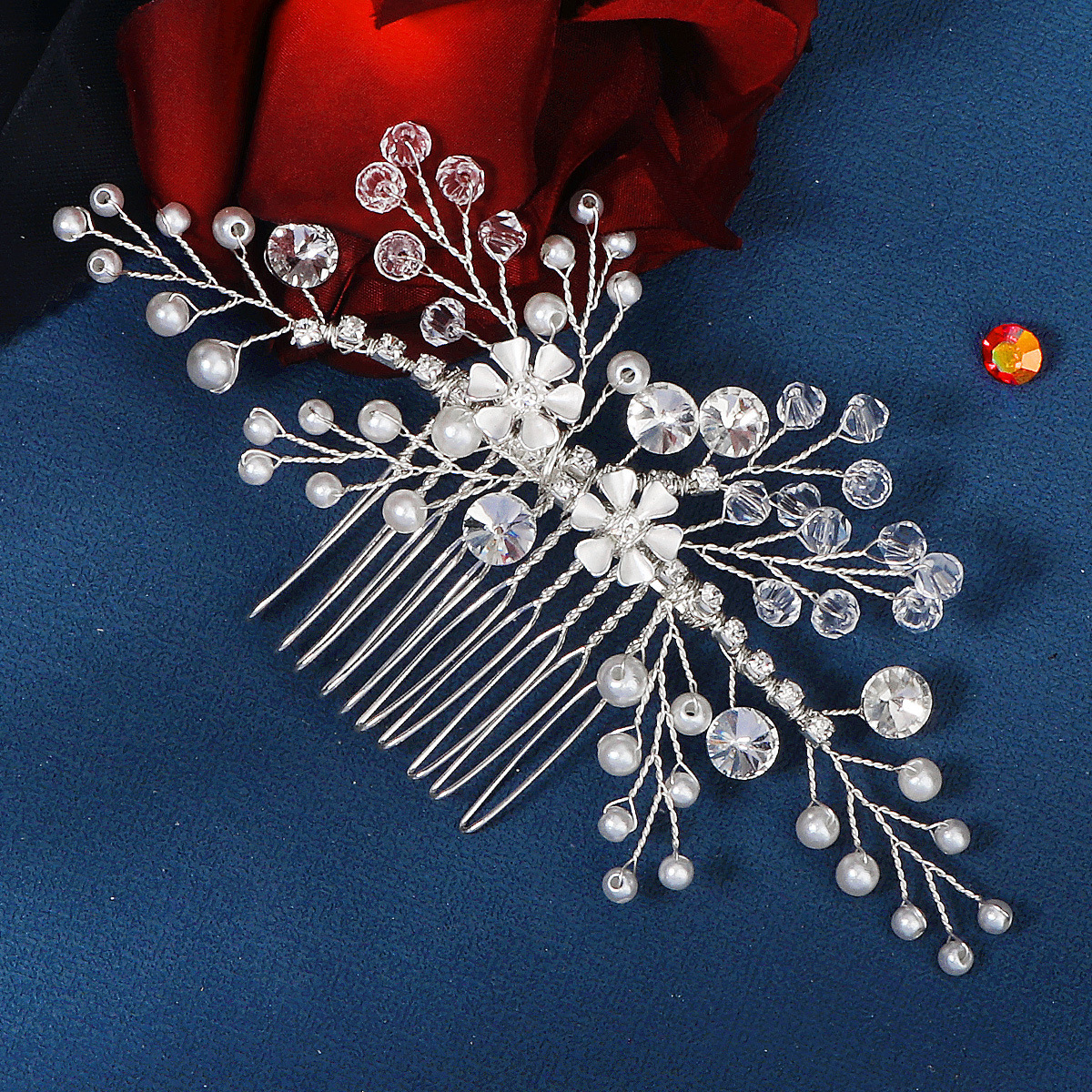Simple and versatile hair accessories for European and American brides, such as updo hair combs, handcrafted beaded crystal pearl headwear, and flower-shaped hair combs full figure