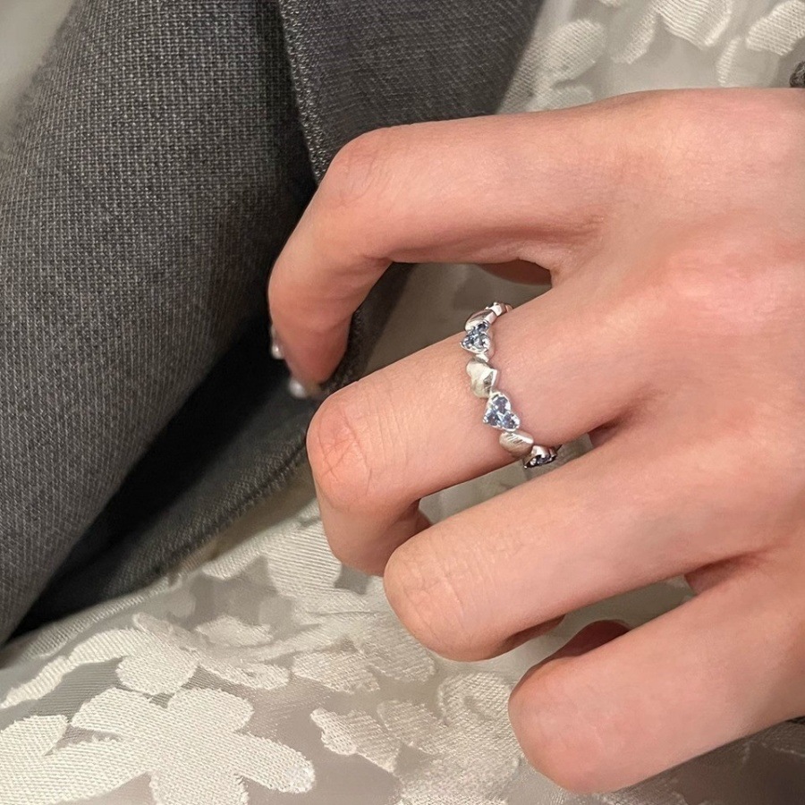 A niche design blue heart-shaped brushed ring for women's spring and summer, a fresh and unique index finger ring with a light luxury and high-end feel Application Scenario