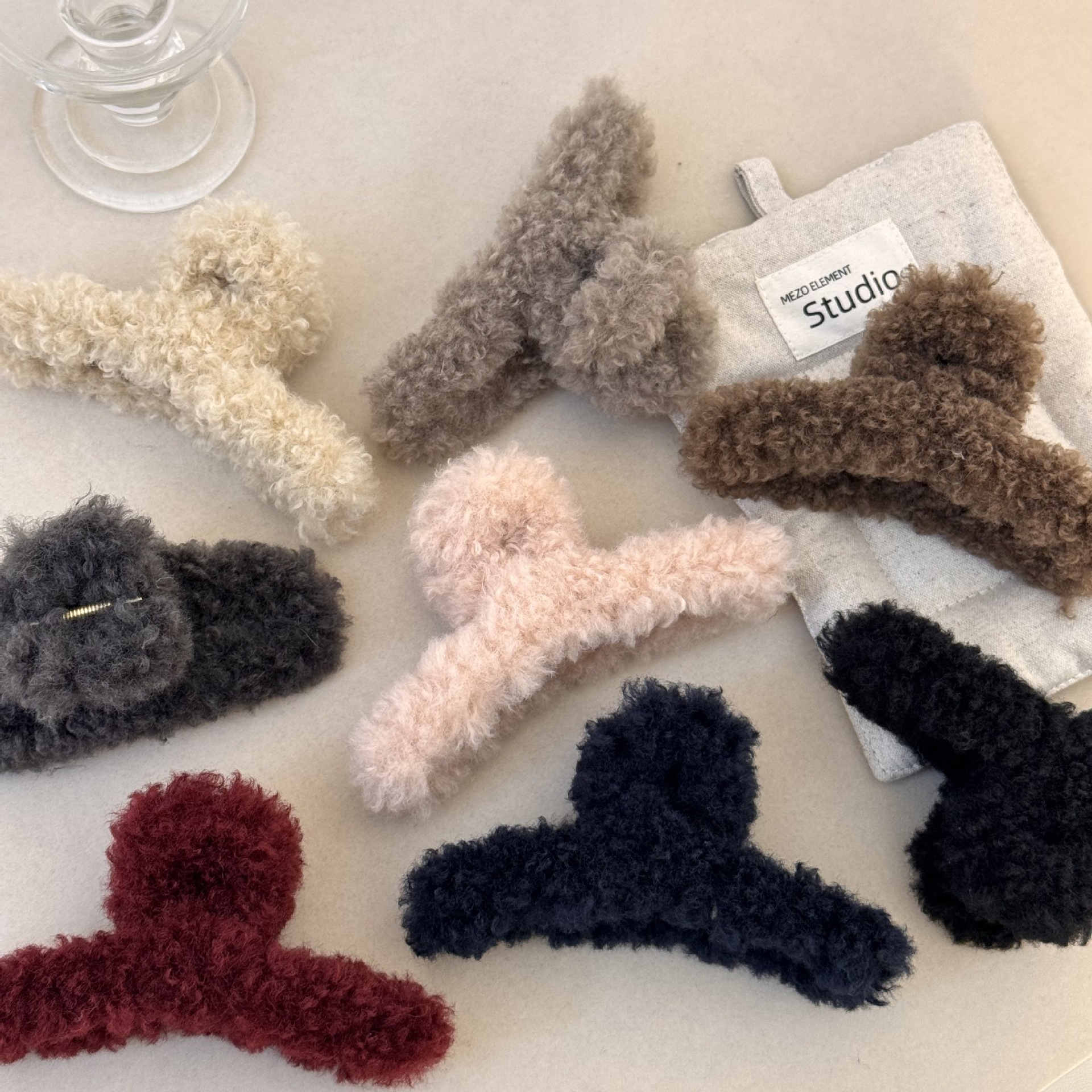 This is a new spring and summer collection from South Korea. The cute and colorful hair clips are versatile and can be paired with simple headwear for going out. It's a retro French girl's style full figure