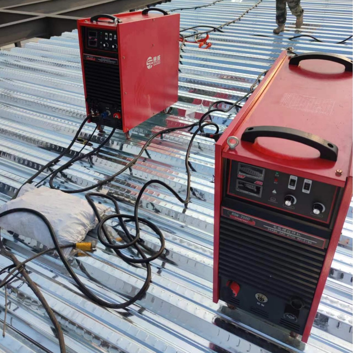 Hot-selling RSN-2500 arc stud welding machine, a dual-core inverter stud welding machine for heavy industry steel structure full figure
