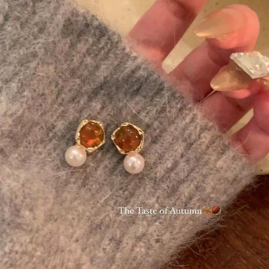 Maillard retro style stud earrings for women in autumn and winter, simple and elegant 2025 new bestsellers, exquisite, small and versatile earrings Specification drawing