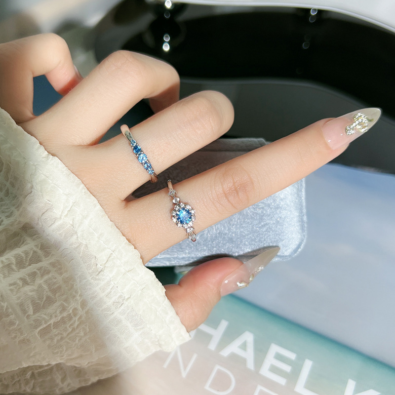 The new and simple sea blue zircon couple ring is exquisite and versatile. It features a unique and niche design for women and is suitable for daily layering full figure