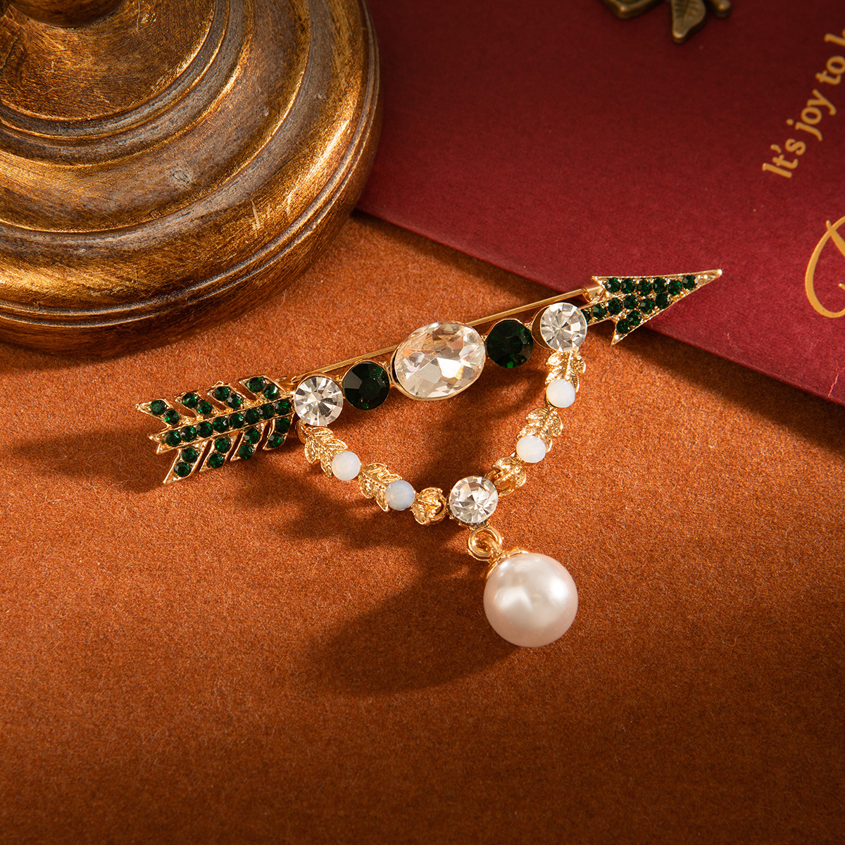 British retro-style pearl chain brooch, a unique one-shot piercing design for women's light luxury clothing with brooch pins Specification drawing