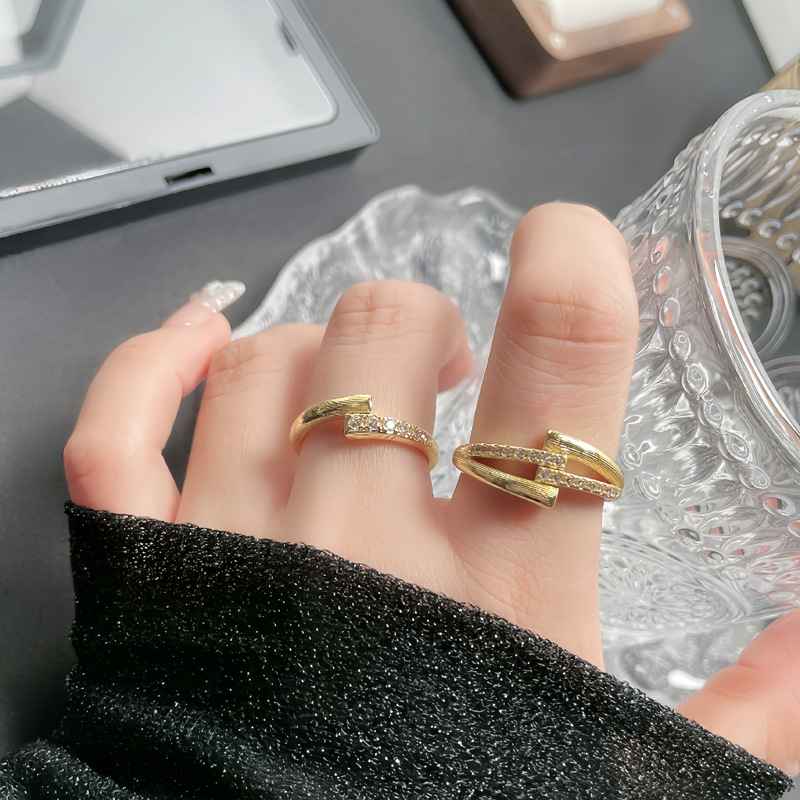 A mid-style brushed multi-layer cross simple plain ring open ring for women with geometric lines, a niche, light luxury and versatile ring full figure