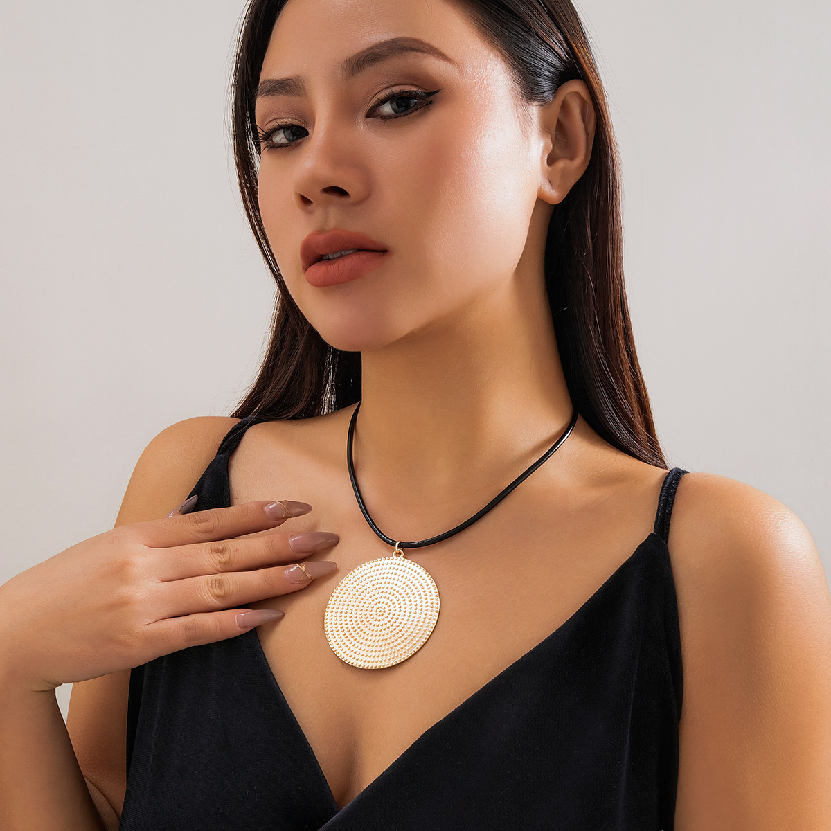 European and American cross-border alloy round pendant cold style necklace simple metal retro necklace women 's accessories full figure
