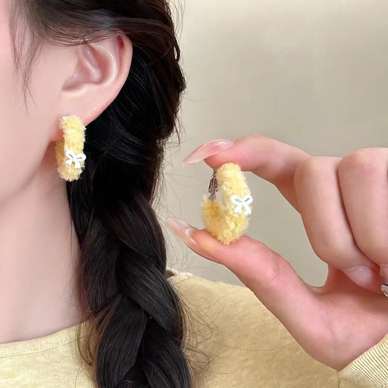 Autumn and winter plush bow ear rings for women, unique round and square face, small earrings, ear buckles, fashionable, sweet and individual earrings Application Scenario