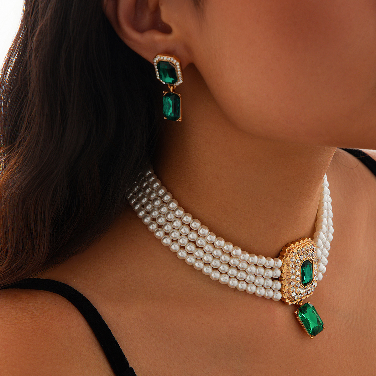 European and American cross-border jewelry, fashionable pearl necklace set, light luxury geometric alloy multi-layer collarbone chain Application Scenario
