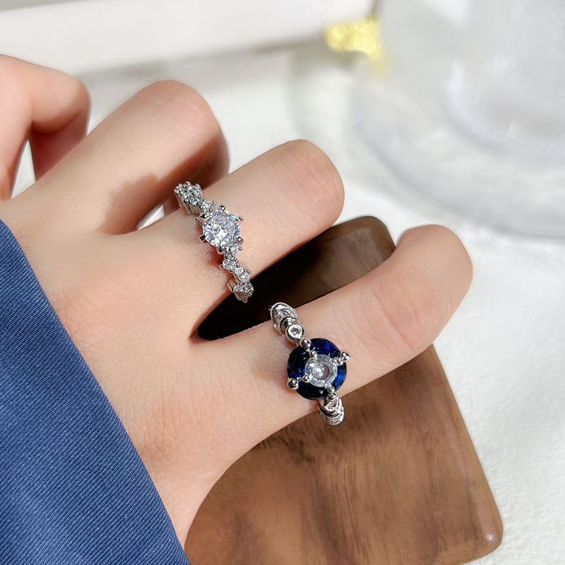 The retro and fashionable Klein Blue Planet ring for women is exquisite and fair, with a single diamond that exudes a unique, light luxury and high-end feel. It's a trendy index ring details Picture