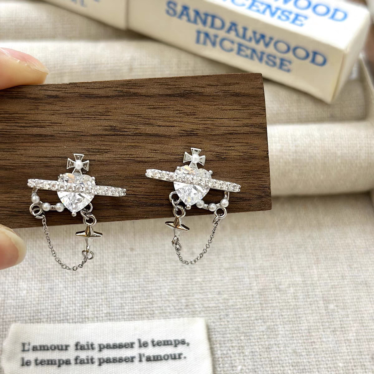 The exquisite Saturn pearl earrings from Oni, a light luxury, niche, retro and high-end look for women, are a new bestseller in 2025 Application Scenario