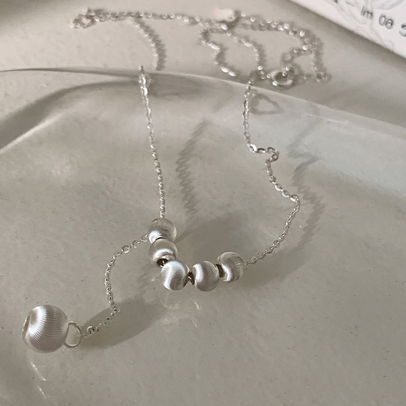 Brushed metal small round ball pendant necklace for women, light luxury, simple, individual, fashionable and elegant. Neckchain, collarbone chain Application Scenario