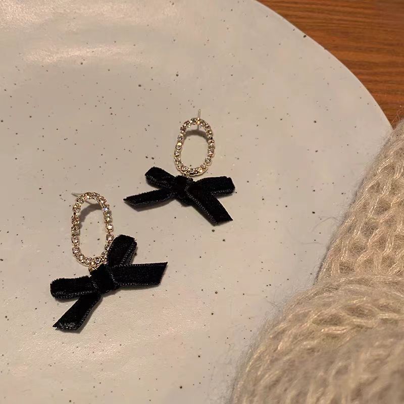 French retro black velvet stud earrings, a niche design for women with a high-end feel, a new trendy and fashionable ear accessory from 2025 Specification drawing