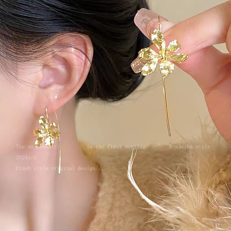 The court iris flower ear hook is a new and popular high-end earring for girls in 2025. It is a retro, fashionable and unique earring accessory Specification drawing