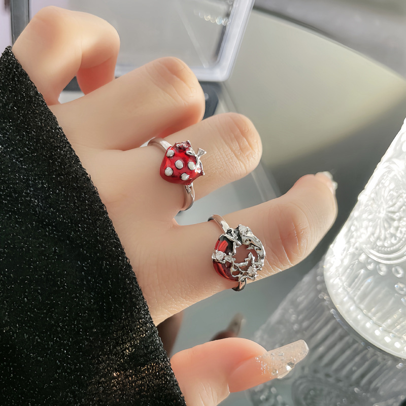 The red crescent-shaped ring of the female star moon exudes a light luxury and high-end feel. It features a unique, fashionable and individual design, as well as a sweet and cool strawberry ring details Picture